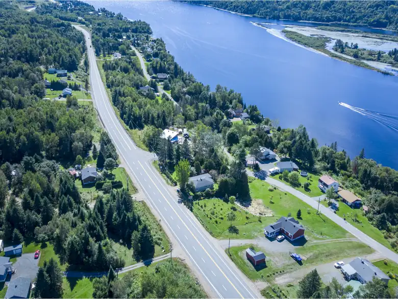 Vue aérienne de la rivière Saint-Maurice et d'un secteur résidentiel de la Mauricie