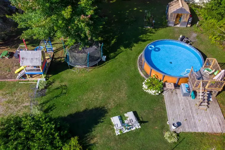 Vue aérienne d'une cour arrière avec piscine et terrasse