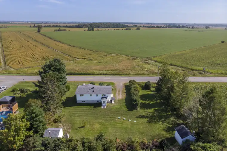 Vue aérienne d'une propriété rurale et des terres agricoles environnantes