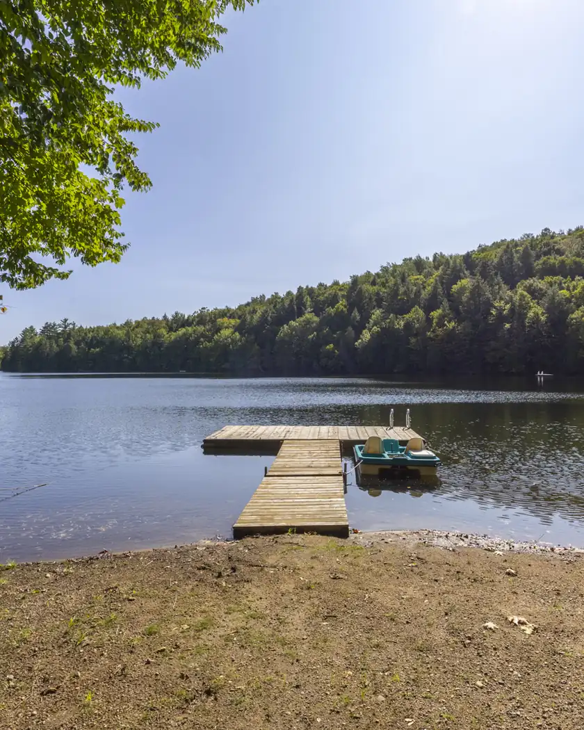 Quai privé sur un lac bordé de forêt